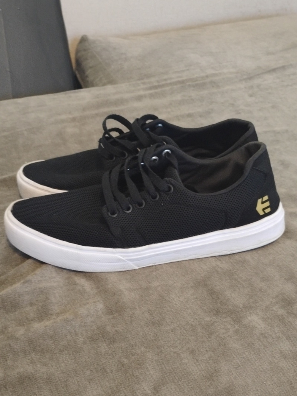 Men's Size 10 Black And White Etnies Stratus With Yellow "E" Logo